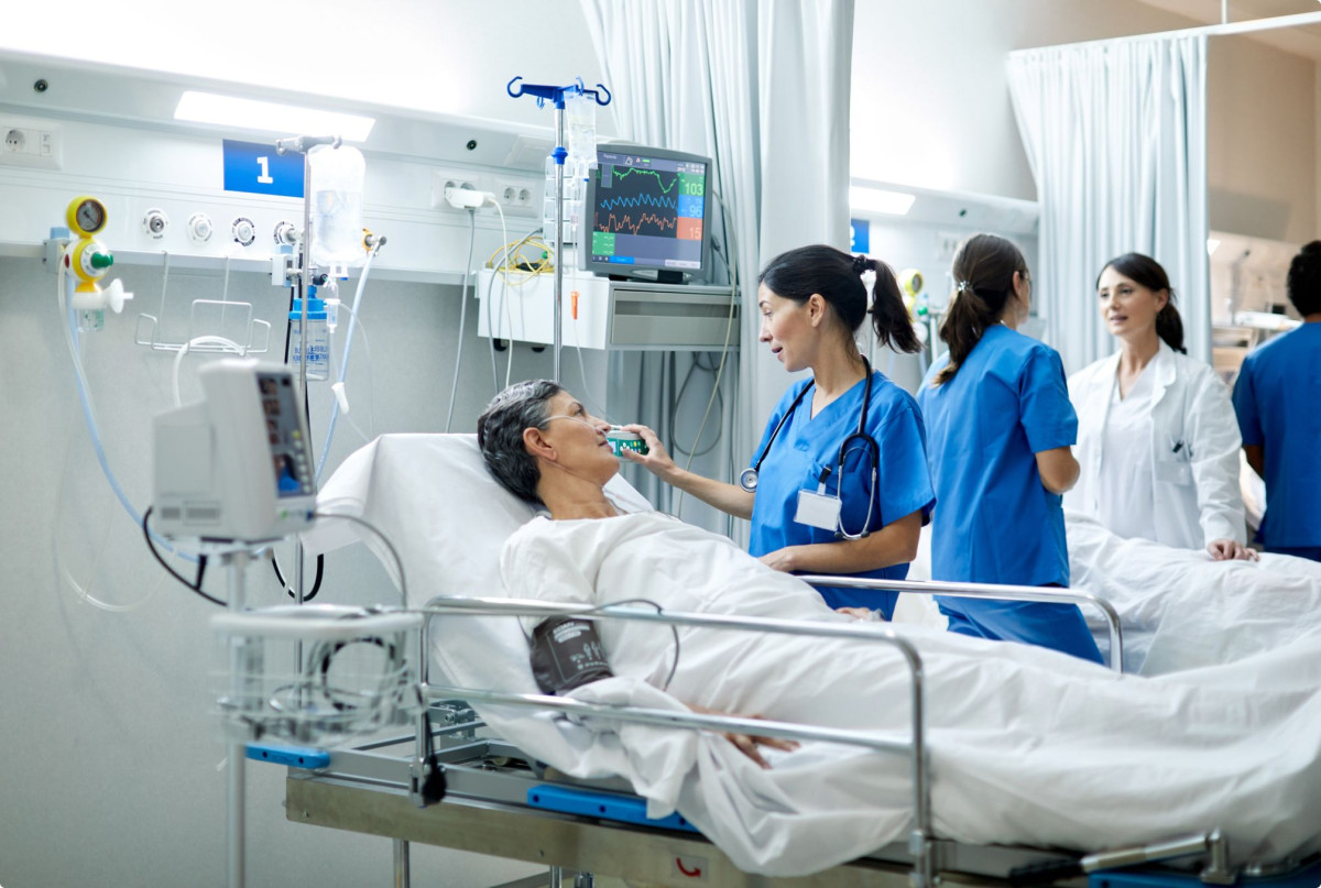 Eine Schwester begutachtet eine Patientin im Krankenhaus