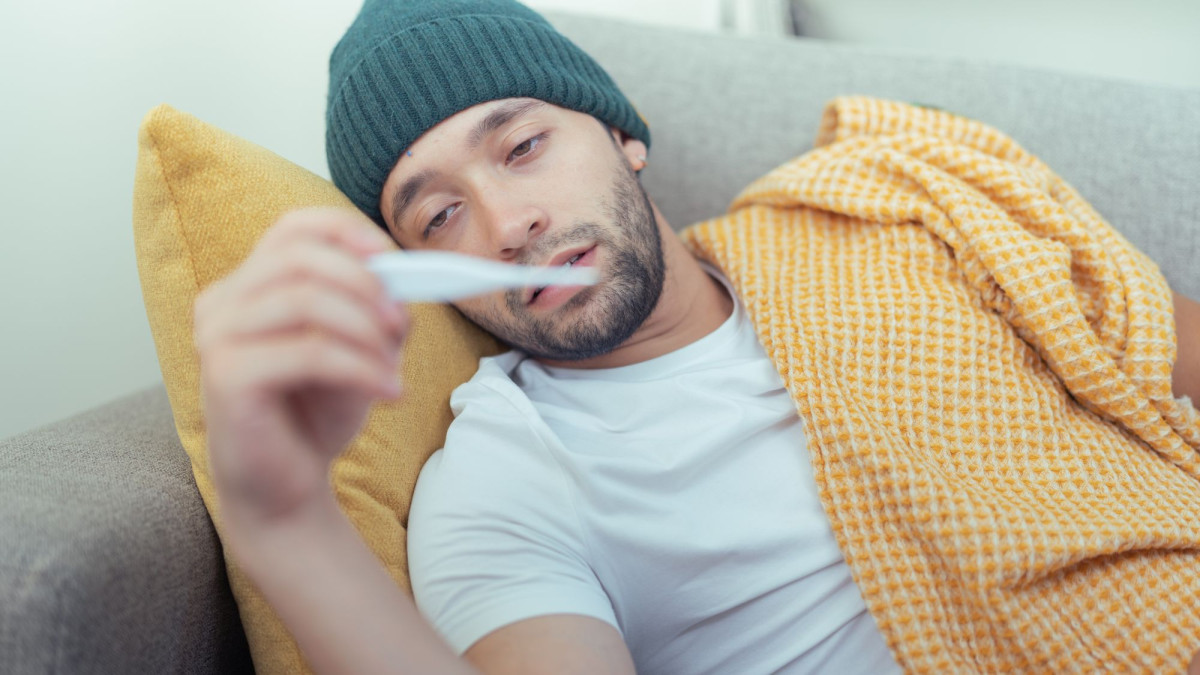 kranker Mann auf Sofa