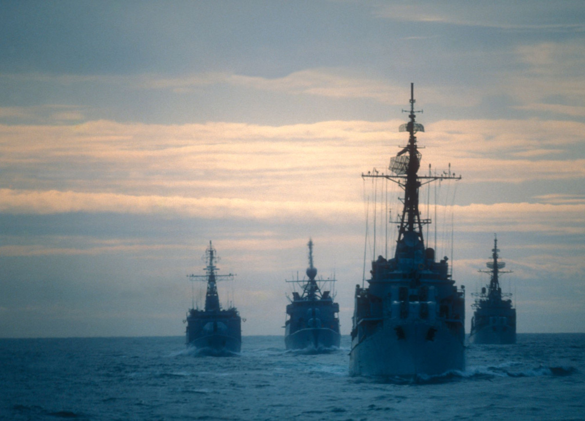 Vier Kriegsschiffe nähern sich