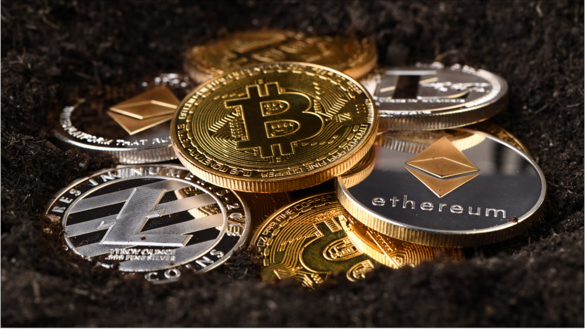 Ein Haufen Münzen, auf denen Bitcoin und Ethereum steht