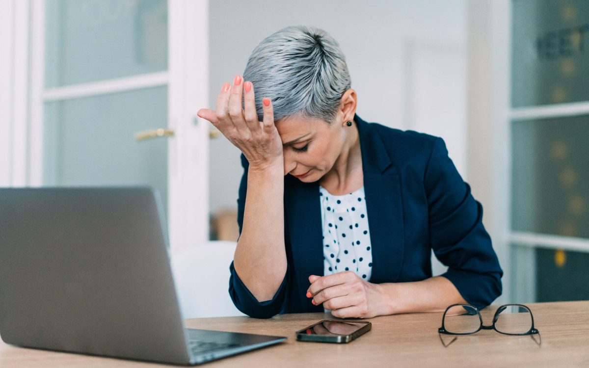 ratlose Frau am Telefon