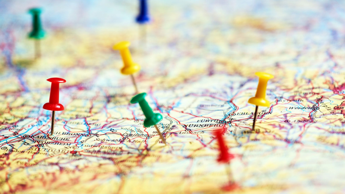 Landkarte mit Stecknadeln