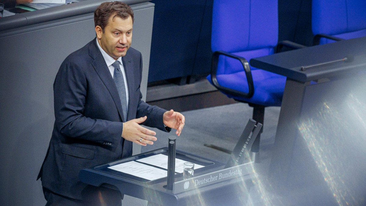 Lars Klingbeil spricht am Rednerpult im Bundestag