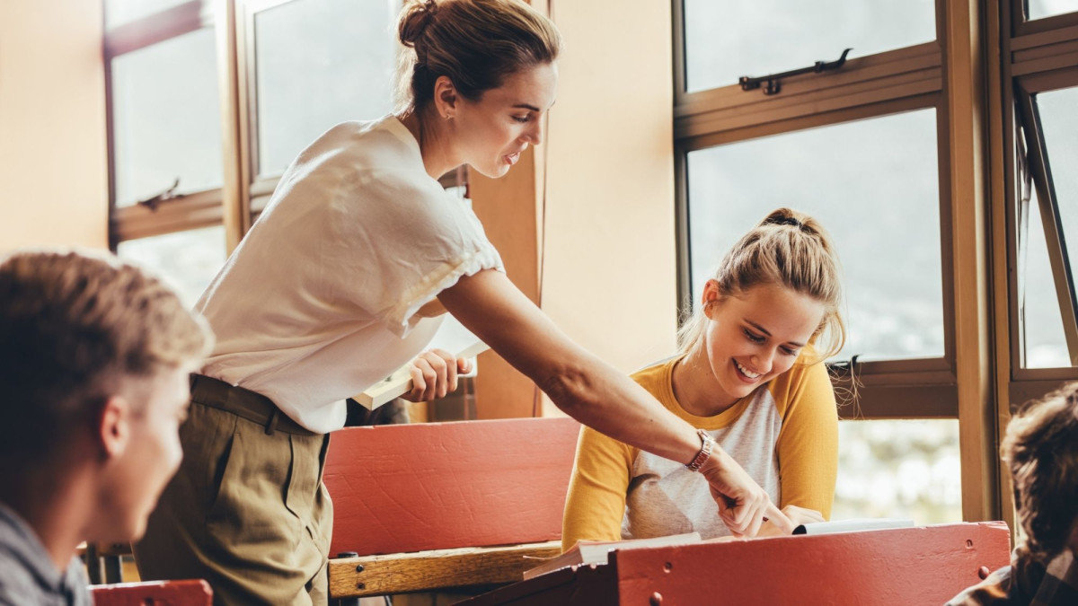 Junge Lehrerin hilft Schülerin