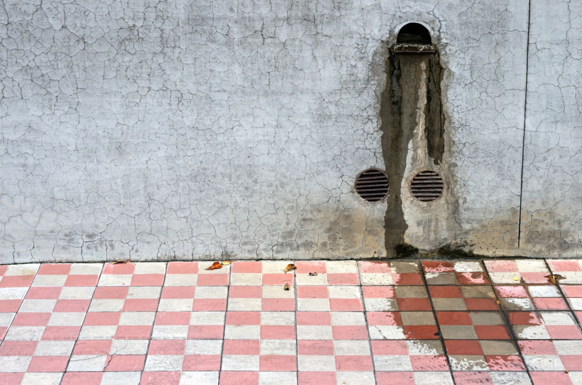 Schaden in einer alten Wand