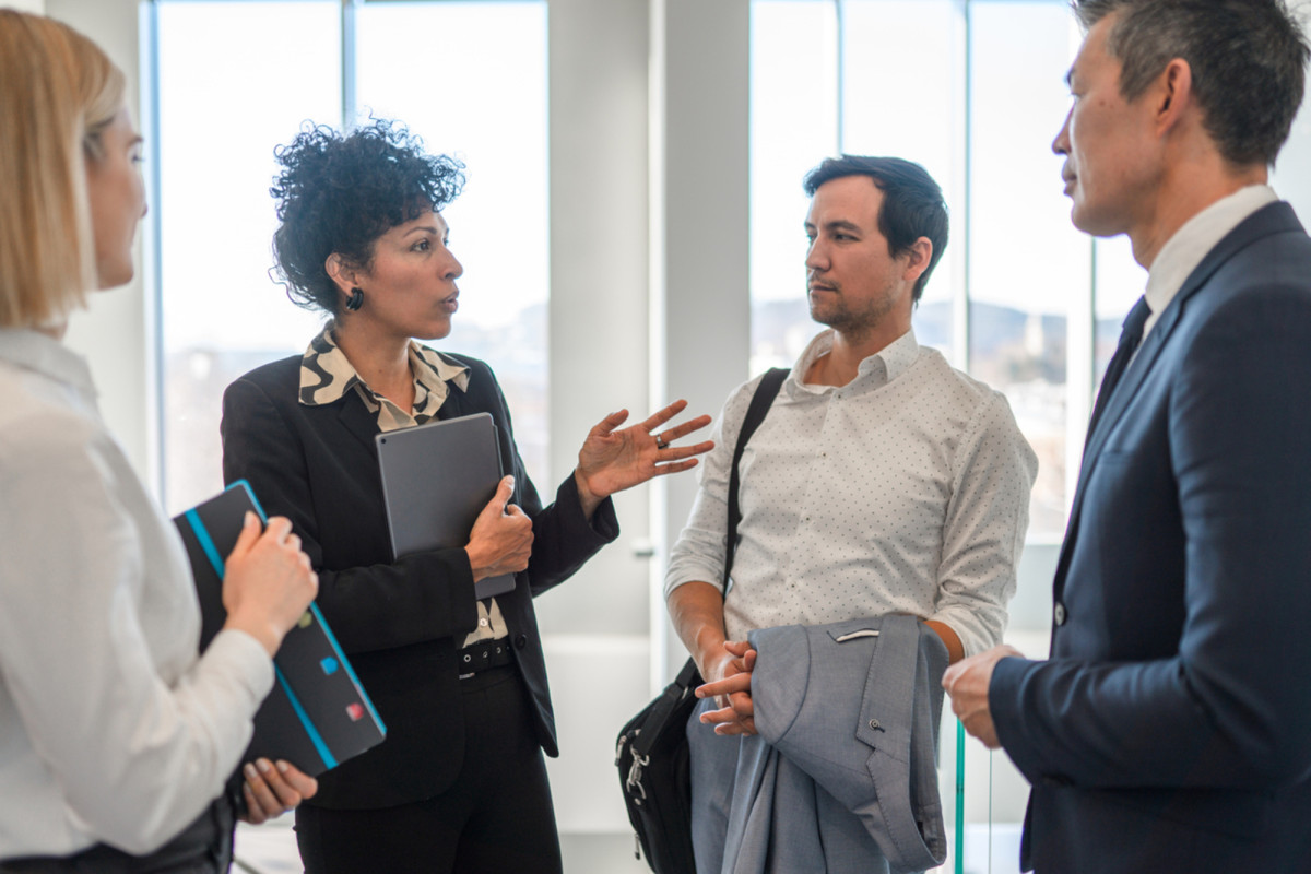 Eine Gruppe von Menschen im Gespräch