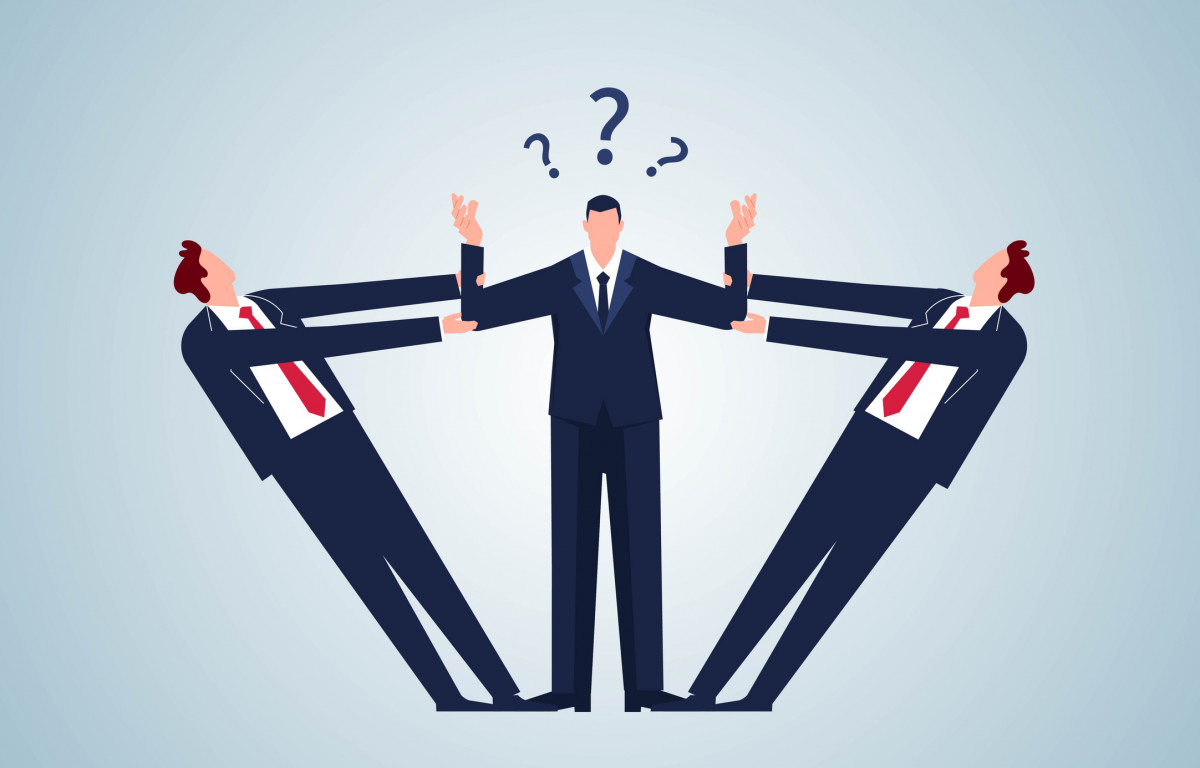 Drei Männer: Einer steht in der Mitte und hat Fragezeichen auf dem Kopf. Die anderen beiden zerren an ihm.