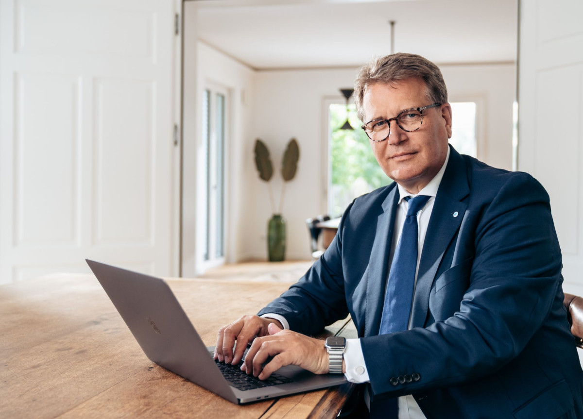 Bayerische-Vorstand Martin Gräfer sitzt am Laptop