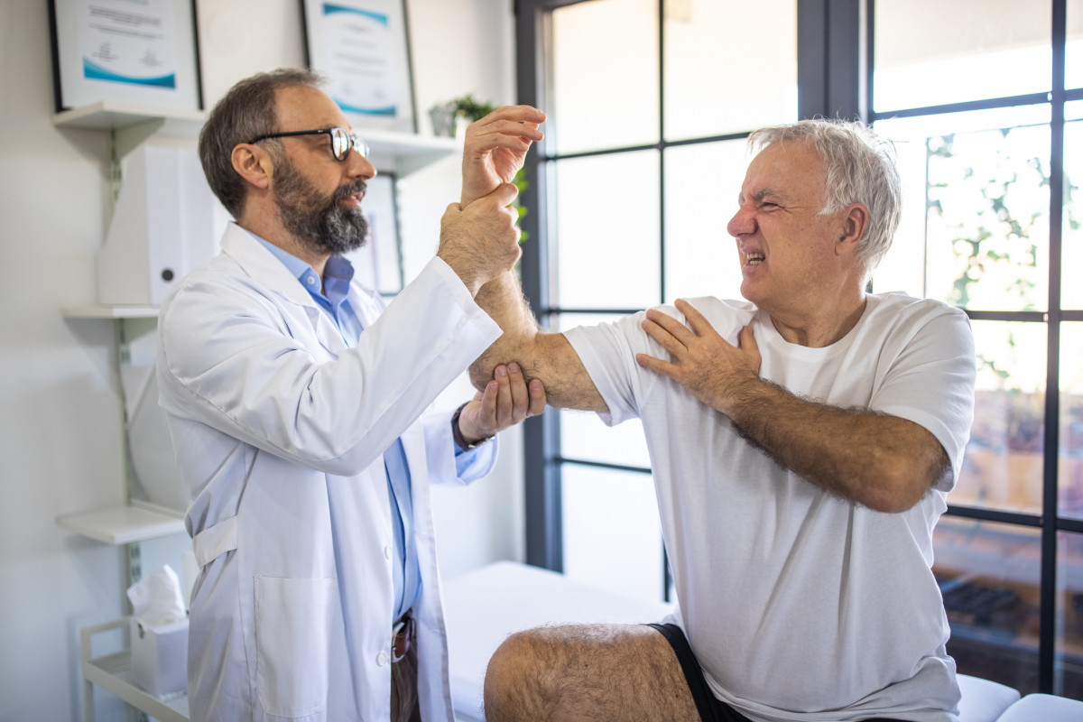 Ein Arzt untersucht einen älteren Patienten