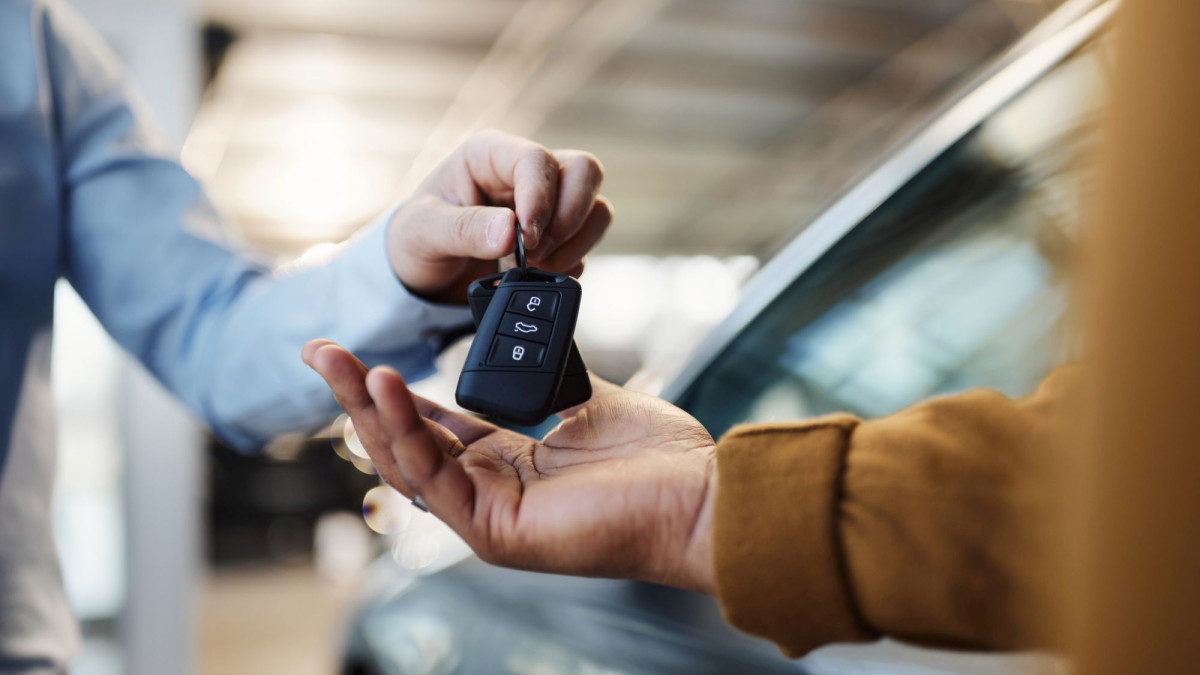 Autoschlüssel werden übergeben