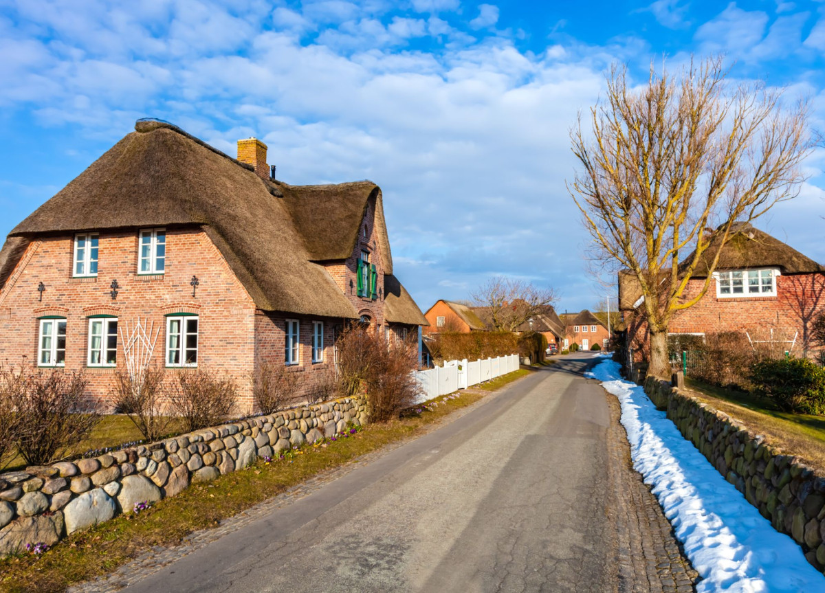 Straßenzug auf der Insel Föhr