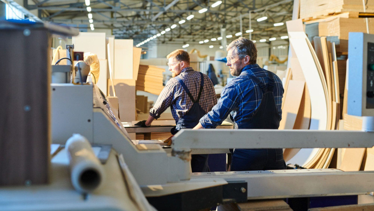 Zwei Schreiner bei der Arbeit in ihrem Betrieb