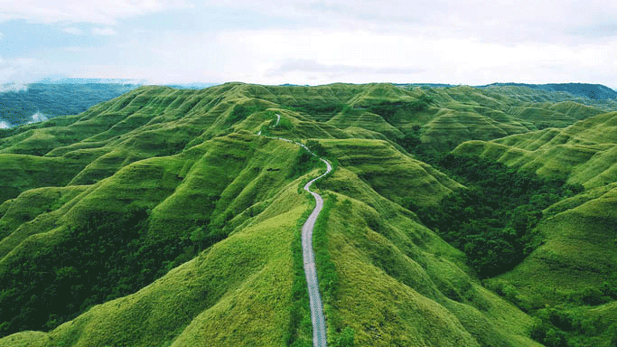 Weg auf grünem Hügel