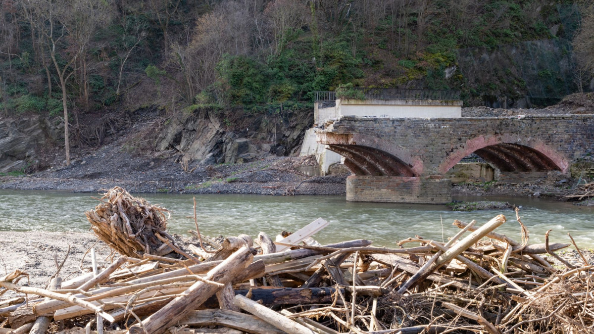 Von der Flut weggerissene Brücke im Ahrtal