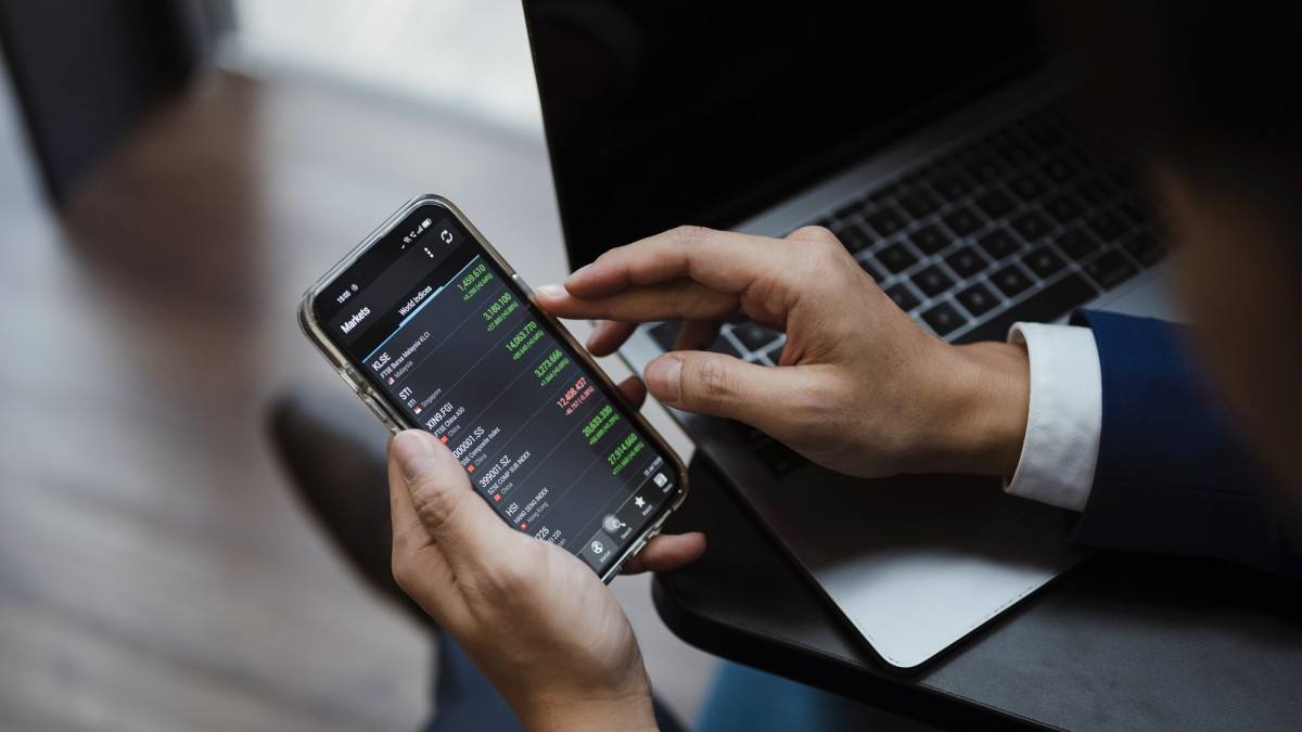 Geschäftsmann nutzt Smartphone für Finanzgeschäfte