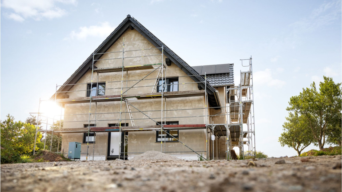 Zu sehen ist ein neu gebautes Haus mit einem Gerüst.