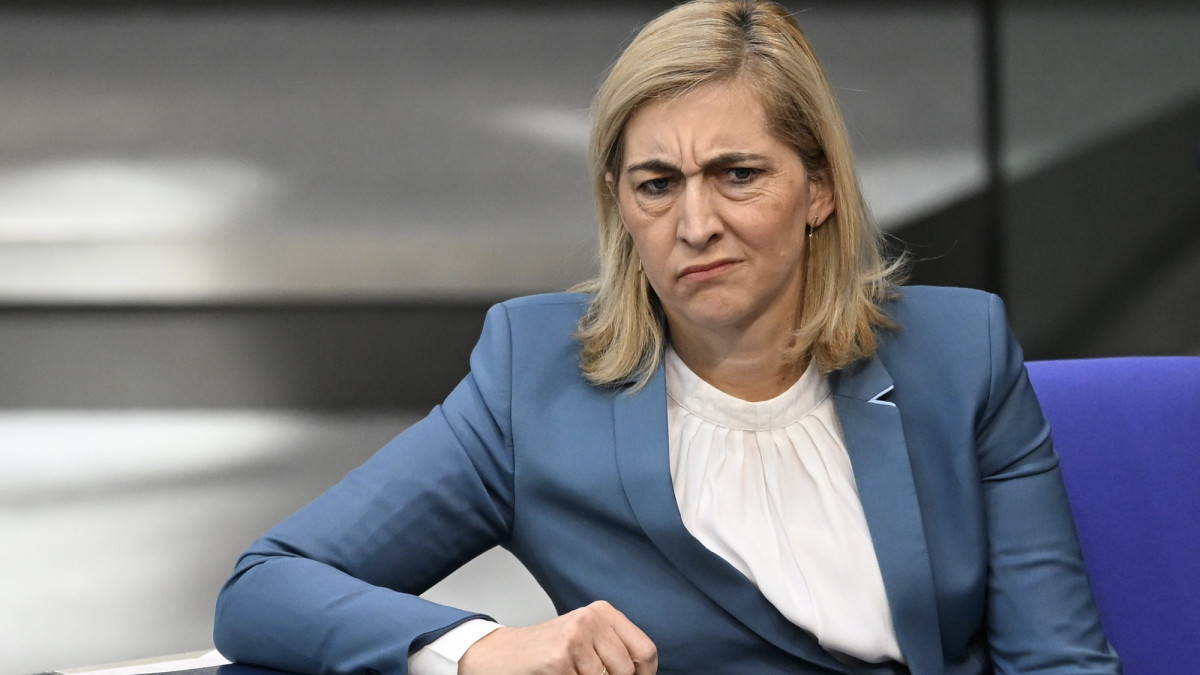 Nina Warken (CDU), Bundesministerin für Gesundheit, während einer Sitzung des Bundestags.