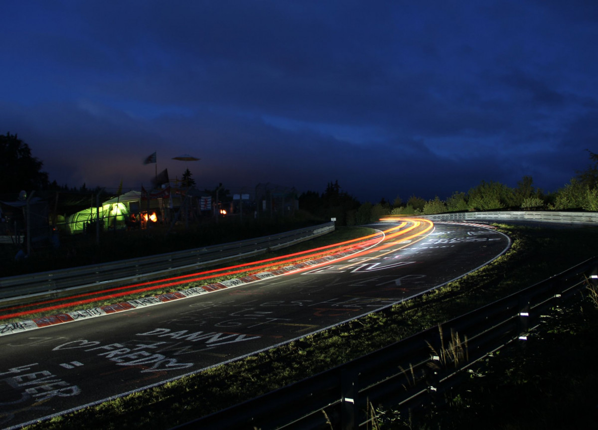 Blick auf den Nürburgring bei Nacht