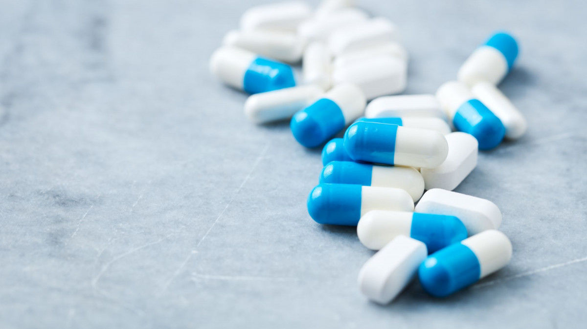 Tabletten auf heller Unterlage