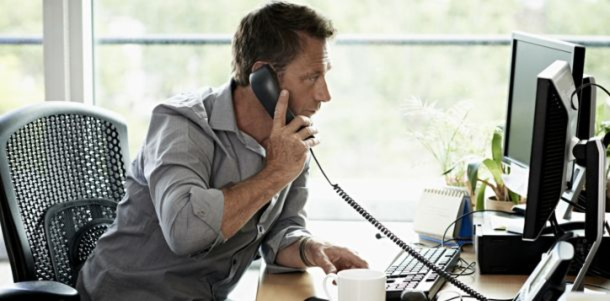 Beim Service durch Versicherer stehen Makler auf Kompetenz und persönliche Problemlösung, vor allem am Telefon. Bild: Morsa Images