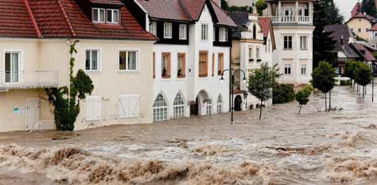 Als ob die Hochwasseropfer gerade keine anderen Probleme hätten: Darf ein Versicherer die Leistung verweigern, wenn die Flut den Versicherungsschein mit sich gerissen hat? Bild: Adobe Stock/Gina Sanders