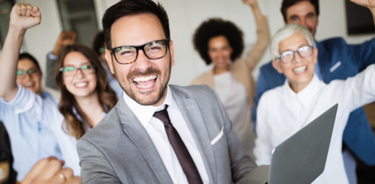 Immer mehr Beschäftigte können sich über die Möglichkeit einer bKV freuen. Für Vermittler bietet der betriebliche Kranken- und Pflegeschutz viele Vertriebsansätze.