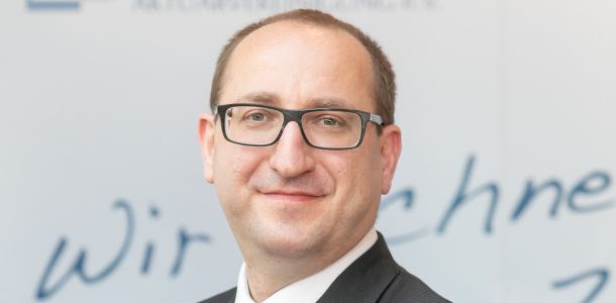 In einer dauerhaften Niedrigzinsphase könnten nicht alle Lebensversicherer den Garantiezins so hochhalten wie den Höchstrechnungszins, meint DAV-Chef Dr. Guido Bader.