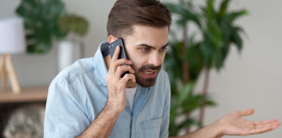 Besonders häufig gingen 2020 bei der Bundesnetzagentur Beschwerden über unerlaubte Werbeanrufe aus der Versicherungs- und Finanzbranche ein. Bild: Adobe Stock/fizkes