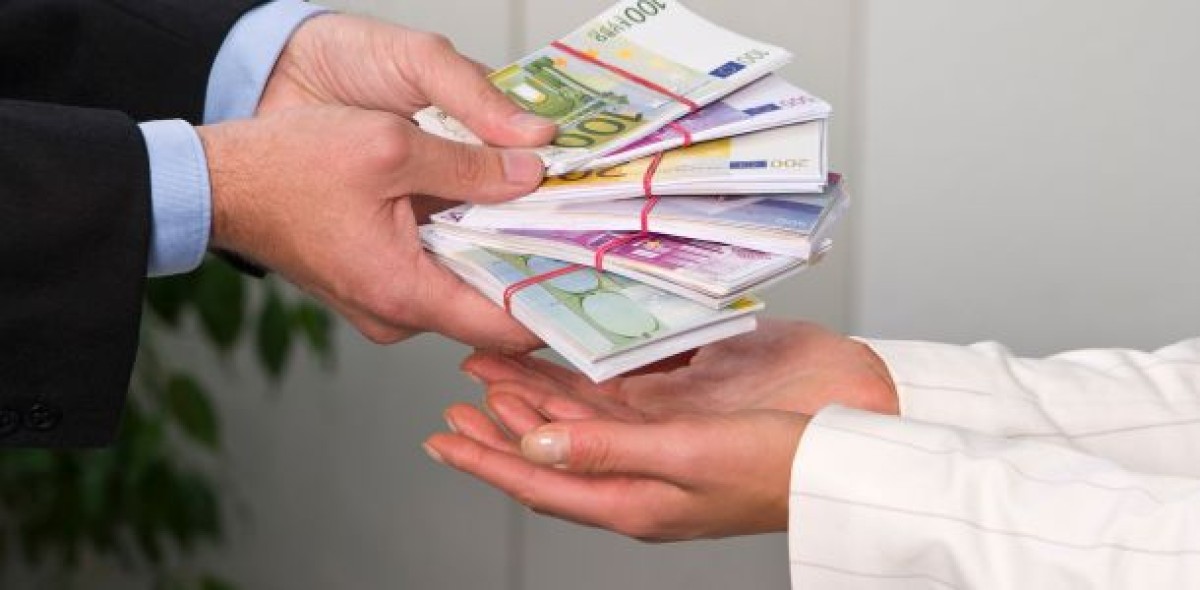 Selbst wenn der Inhaber eines Maklerunternehmens einen geeigneten Nachfolger gefunden hat, stellt sich dennoch die Frage, ob ihm dieser auch den gewünschten Kaufpreis bezahlen kann. Bild: Adobe Stock/Henry Schmitt