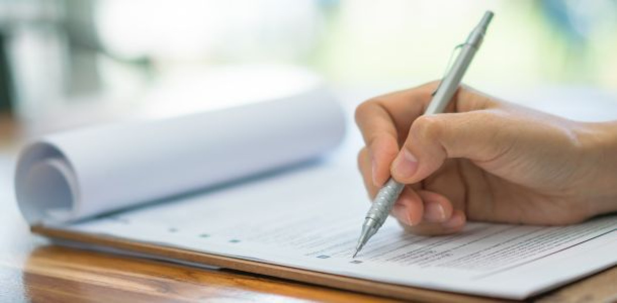 Lange Fragebögen zu Gesundheitszustand und -historie sind in der BU ein Reizthema. Bild: Adobe Stock/jannoon028