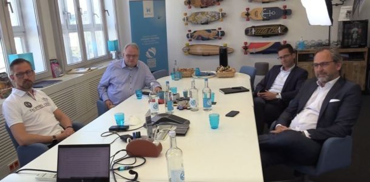 Nahmen sich gestern in den Räumen des Alsterspree Verlags das noch inoffizielle Wahlprogramm er CDU vor: Makler Claus Marcus Götte, Dr. Hans-Georg Jenssen (BDVM) sowie Filip Schlosser und Martin Klein (VOTUM). Bild: procontra