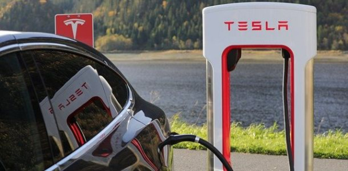 Elektroautos aus dem Hause Tesla gelten als Fahrzeuge der Zukunft. Doch auch der aktuell höchste Anstieg bei den Kfz-Typklassen geht auf das Konto des US-amerikanischen Autobauers.