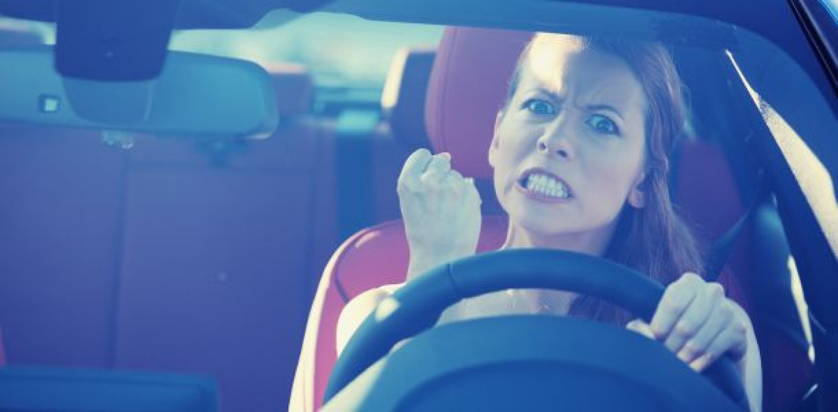 Einige Kfz-Versicherer brachten ihre Kundinnen und Kunden zuletzt deutlich häufiger zur Weißglut als andere. Unter den Anbietern mit den schlechtesten Beschwerdequoten finden sich auch die Töchter zweier Marktgrößen. Bild: Adobe Stock/pathdoc