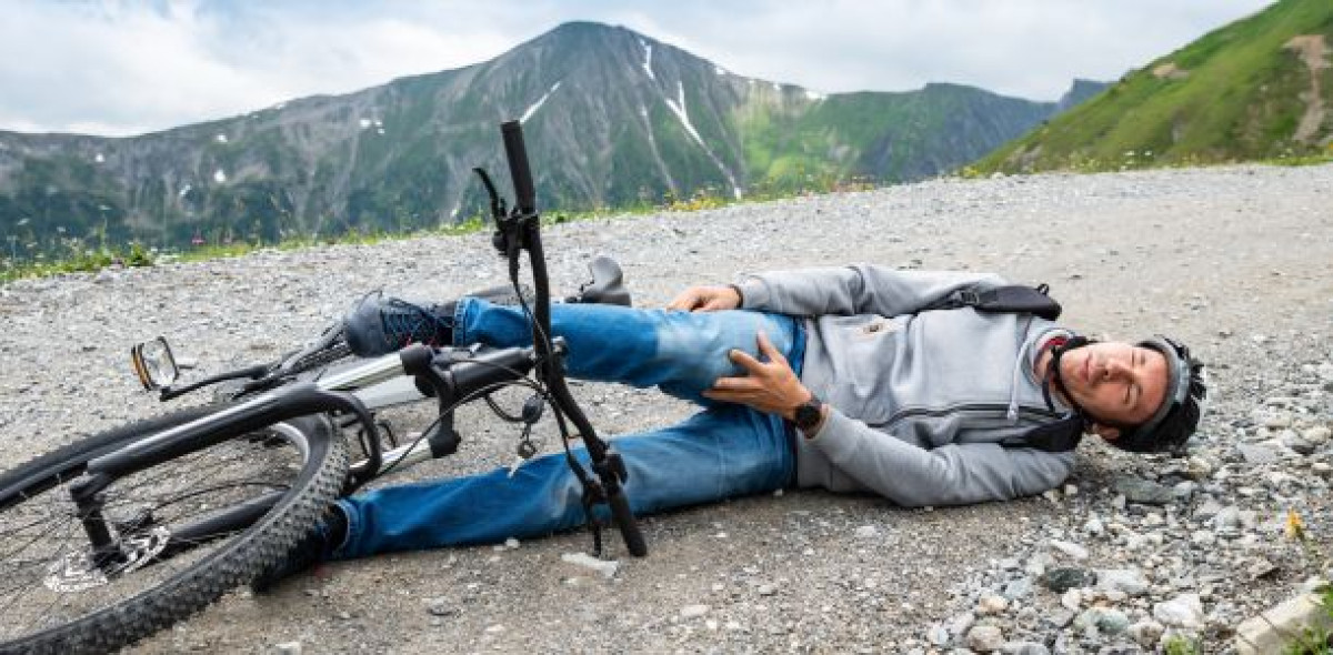 Während der Corona-Pandemie treiben mehr Menschen Sport, unter anderem mit dem Fahrrad oder E-Bike. Das erhöht das Verletzungsrisiko und bietet einen Beratungsansatz für die private Unfallversicherung. Bild: Adobe Stock/Andrey Popov