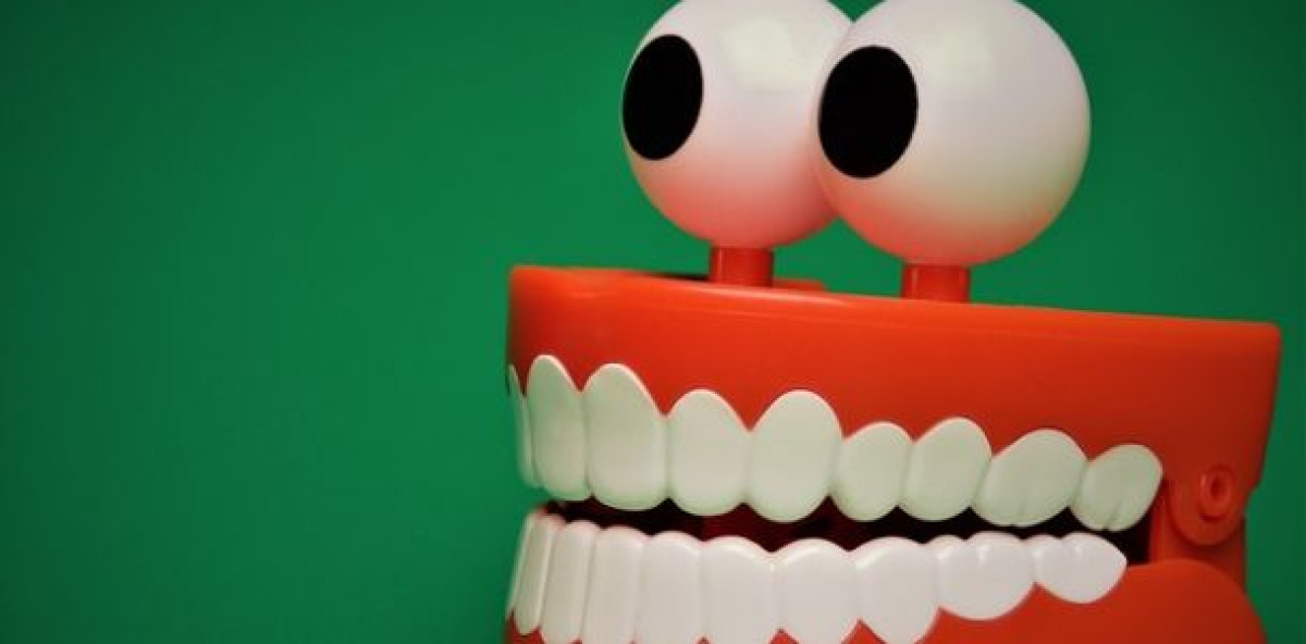 Professionelle Zahnreinigung bezahlen die meisten Krankenkassen nicht. Ausnahmen bestätigen die Regel. Doch auch private Zahnpolicen erstatten zum Teil wenig. 