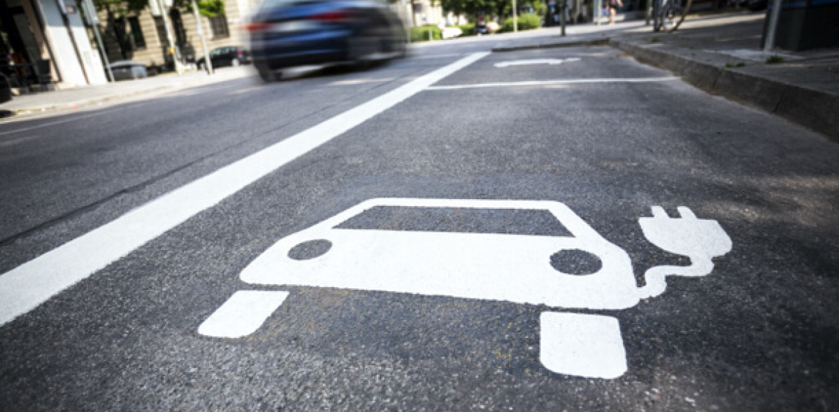 AdmiralDirekt fördert Elektromobilität und Nachhaltigkeit ohne Sonderkosten. Bild: Adobe Stock/mmphoto