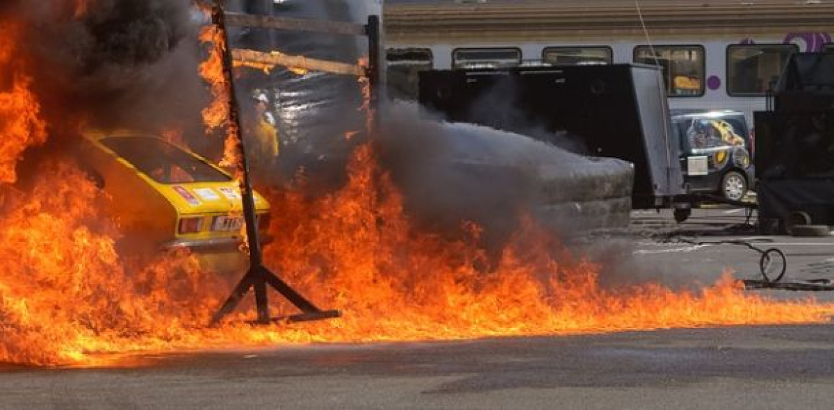 Das nebenan geparkte Auto fängt plötzlich an zu brennen. Sind daraus entstehende Schäden an meinem Wagen dann über die gegnerische Kfz-Haftpflichtversicherung gedeckt?