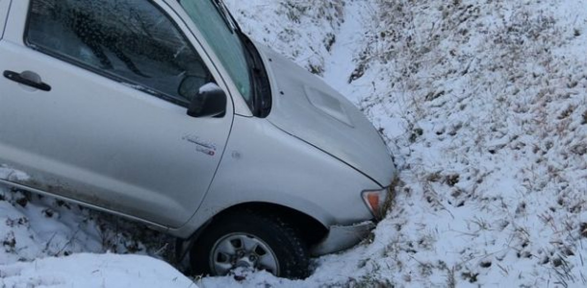 Wenn ein geparktes Auto plötzlich losrollt und dabei Schaden nimmt, handelt es sich auch um einen versicherten Unfall.