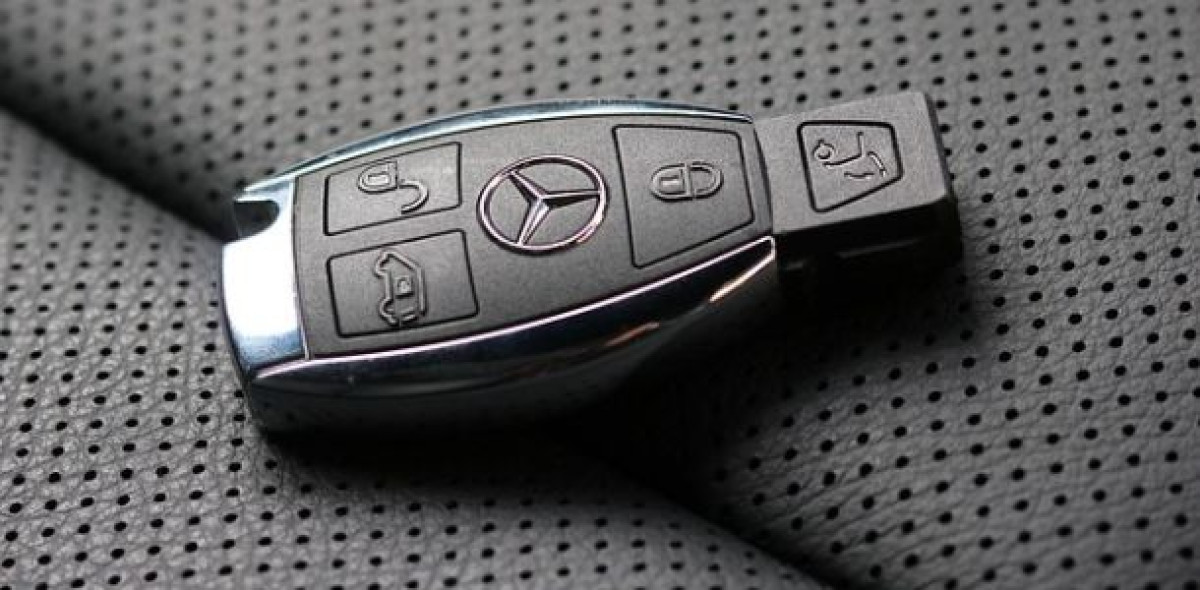 Wird bei einer "Relay Attack" das Funksignal des Autoschlüssels abgefangen, haben es Versicherte schwer, ihrer Hausratversicherung einen Einbruchdiebstahl zu beweisen.