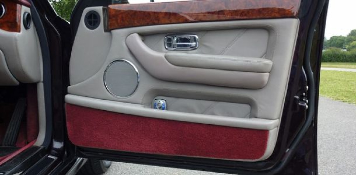 Wer hat Schuld, wenn ein vorbeifahrendes Auto mit der geöffneten Tür eines parkenden Wagens kollidiert?