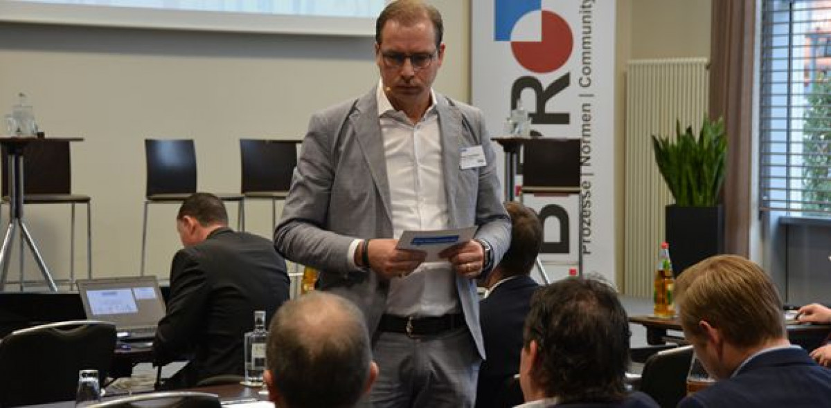 Führte als Moderator durch den BiPRO-Tag 2019: Tilman J. Freyenhagen, Geschäftsführer des Alsterspree Verlags. procontra (ebenfalls zum Alsterspree Verlag gehörig) war Medienpartner der Veranstaltung.