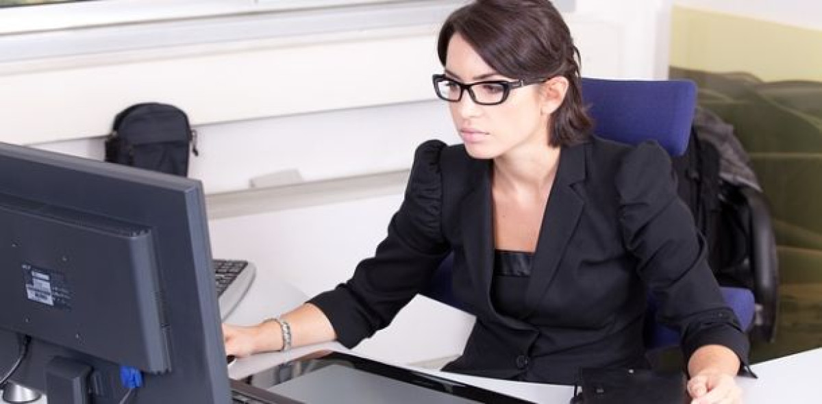 Ergonomische Bürostühle, flexible Arbeitszeiten und immer weniger körperlich anstrengende Tätigkeiten. Eigentlich müsste die moderne Arbeitswelt das BU-Risiko doch senken, oder?