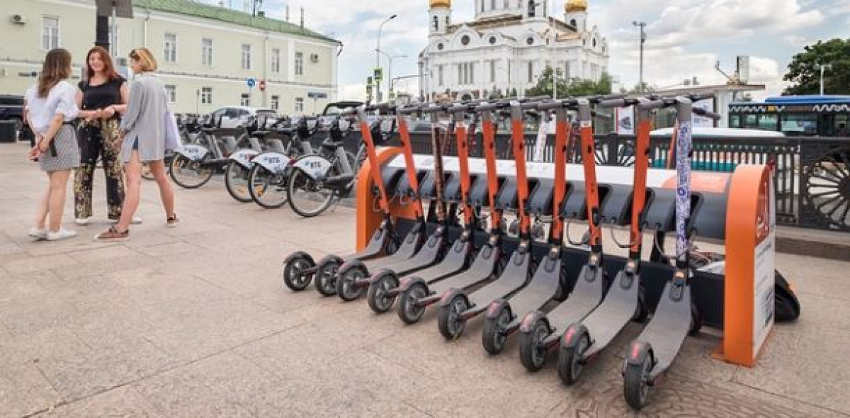 E-Scooter sollen Umwelt und Verkehr entlasten. Auf dem Gehweg könnten sie aber auch zu einer Gefahr für Fußgänger werden und zu einem teuren Risiko für die Versicherer.
