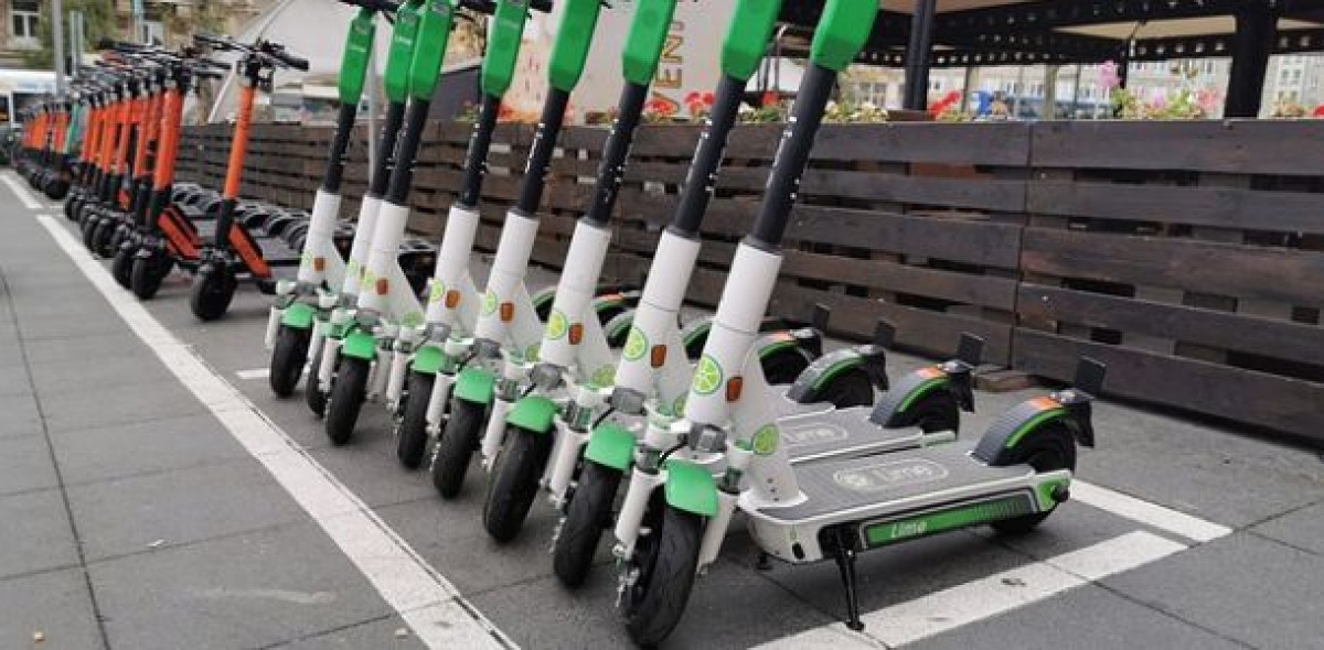 E-Scooter sind nicht nur aktuell zum Oktoberfest ein begehrtes Gut, um von A nach B zu kommen. Dass bei ihrer Nutzung aber dieselben Alkohol-Grenzwerte gelten wie beim Autofahren, wissen anscheinend bei weitem nicht alle Menschen. 