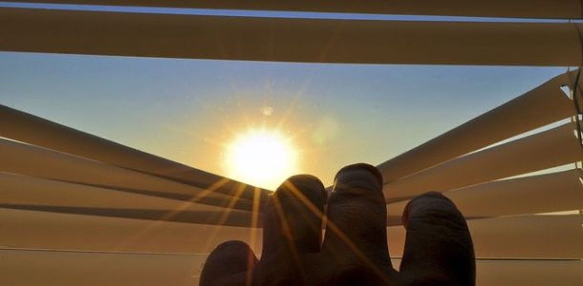 Die Rollläden nach Belieben selbst betätigen: Für pflegebedürftige Menschen nicht immer eine Selbstverständlichkeit. Aber greift ihnen die gesetzliche Pflegeversicherung beim Einbau elektrischer Rollläden auch finanziell unter die Arme?