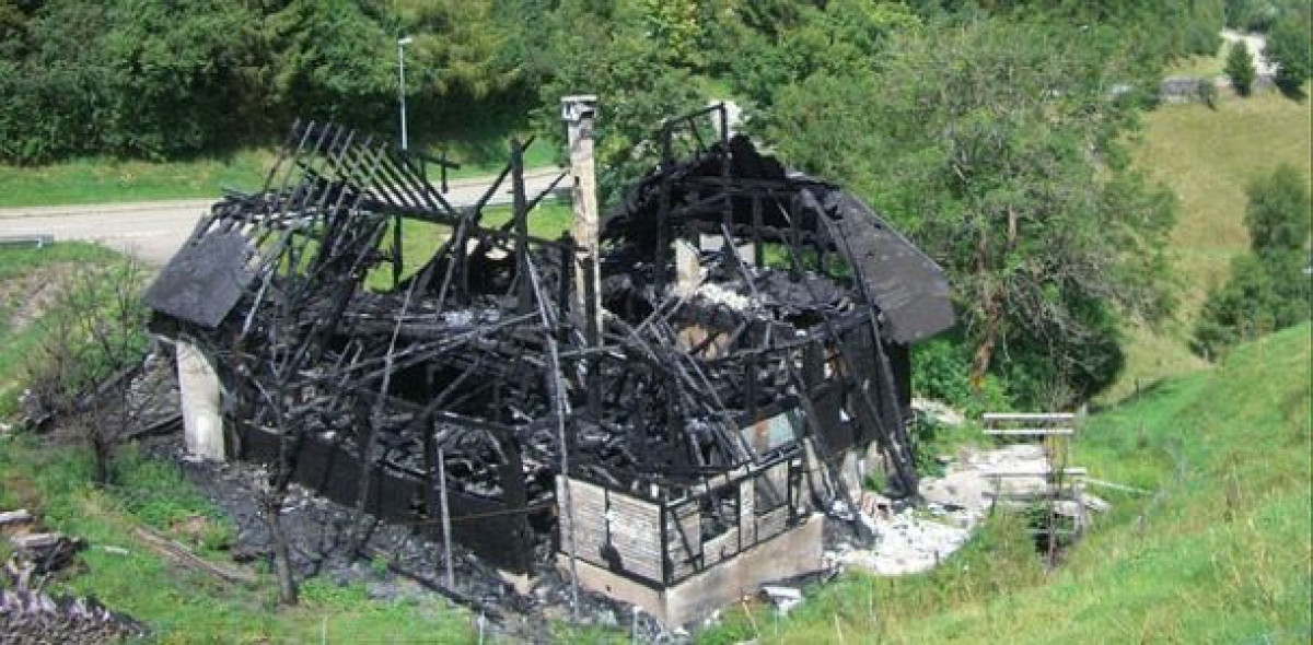 Bei einem Brand nimmt meistens auch die Einrichtung Schaden. Dann soll der Hausratversicherer leisten. Unzufriedenheit der Kunden im Schadenfall ist nur eine von mehreren Ursachen für eine Beschwerde bei der BaFin.