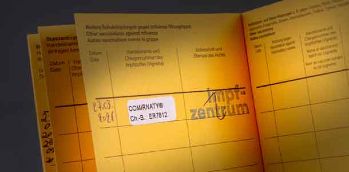 Impfpass Bild: Adobe Stock/janvier