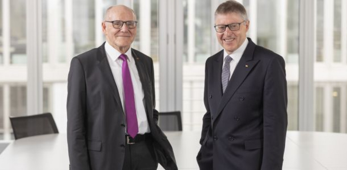 Der langjährige Leiter der Verbraucherschlichtungsstelle Versicherungsombudsmann e.V., Prof. Dr. Günter Hirsch (links) und sein Nachfolger, Dr. h. c. Wilhelm Schluckebier.