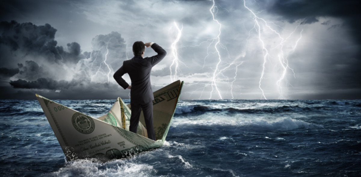 Mann auf Boot aus Dollarnote