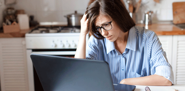 BU-Versicherung: Fehler hat für junge Frau böse Konsequenzen Bild: Adobe Stock/Marina Andrejchenko